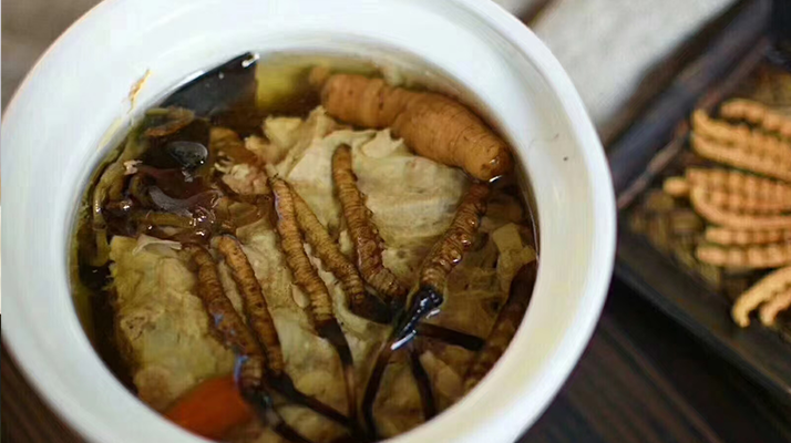 鮮香滋補(bǔ)！鮮冬蟲(chóng)夏草燉雞湯的美味做法