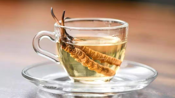一杯蟲草水，健康新滋味：冬蟲夏草泡水喝的奇妙功效